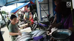Warga sedang membeli ikan bandeng di kawasan Rawa Belong, Jakarta, Senin (4/2). Jelang tahun baru Imlek penjual Ikan bandeng menjamur di Jalan Rawa Belong dan dibanderol harganya mulai dari Rp 50.000 per kilogram. (Liputan6.com/Herman Zakharia)