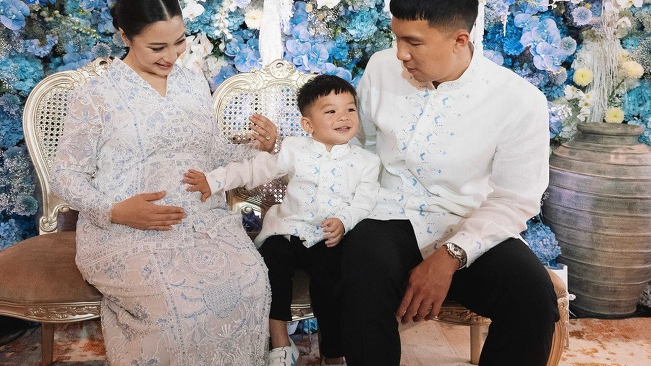 Belum lama ini, di acara pengajian untuk kehamilan kedua Nikita, Issa sempat memegang baby bump sambil tersenyum manis. Udah nggak sabar jadi kakak ya? ;)<br><br>