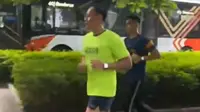 Lari ke Tempat Kerja, Menko AHY Pakai Sepatu Rp4 Jutaan