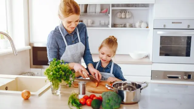Ilustrasi Ibu dan Anak Masak Bersama
