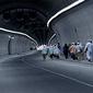 Sejumlah jemaah haji berjalan melintasi terowongan dari Mahbaz Jin menuju Masjidil Haram menjelang diberlakukannya penghentian operasional bus reguler jemaah haji di Kota Mekkah, Arab Saudi.(Antara)