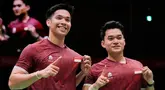Ganda putra Indonesia Daniel Marthin (kiri) dan Leo Rolly Carnando merayakan kemenangan atas pasangan China Liang Weikeng dan Wang Chang pada pertandingan final ganda putra bulu tangkis Asian Games 2026 di Ichinomiya, Jepang, Selasa (29/9/2026). (AP Photo/Dita Alangkara)