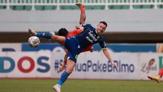 Pemain Persib Bandung, Marc Anthony Klok (kanan) berebut bola dengan pemain Borneo FC dalam pertandingan lanjutan BRI Liga 1 2022/2023 yang berlangsung di Stadion Pakansari, Bogor, Kamis (26/1/2023). (Bola.com/Ikhwan Yanuar)