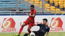 Pemain depan timnas U-19 Indonesia, Rifal Lastoni (kiri) berusaha menghindar terjangan salah satu pemain timnas U-19 Singapura saat berlaga di Stadion GBK Jakarta, (8/12/2014). Indonesia unggul 1-0 atas Singapura. (Liputan6.com/Helmi Fithriansyah)