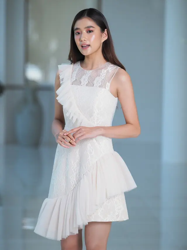 Dress Brokat dengan Aksen Ruffle
