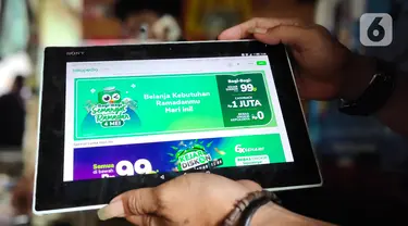 Pelanggan mengecek website tokopedia di Tangerang, Senin (4/5/2020). Tokopedia baru saja diserang hacker, yang mana menyebabkan data kredensial sekitar 91 juta akun pengguna dan 7 juta akun merchant bocor. (Liputan6.com/Angga Yuniar)