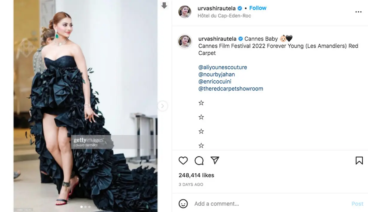 Urvashi Rautela mengenakan gaun bulu berwarna hitam dari Ali Younes Couture di karpet merah Cannes Film Festival 2022 (Foto: Instagram @urvashirautela)