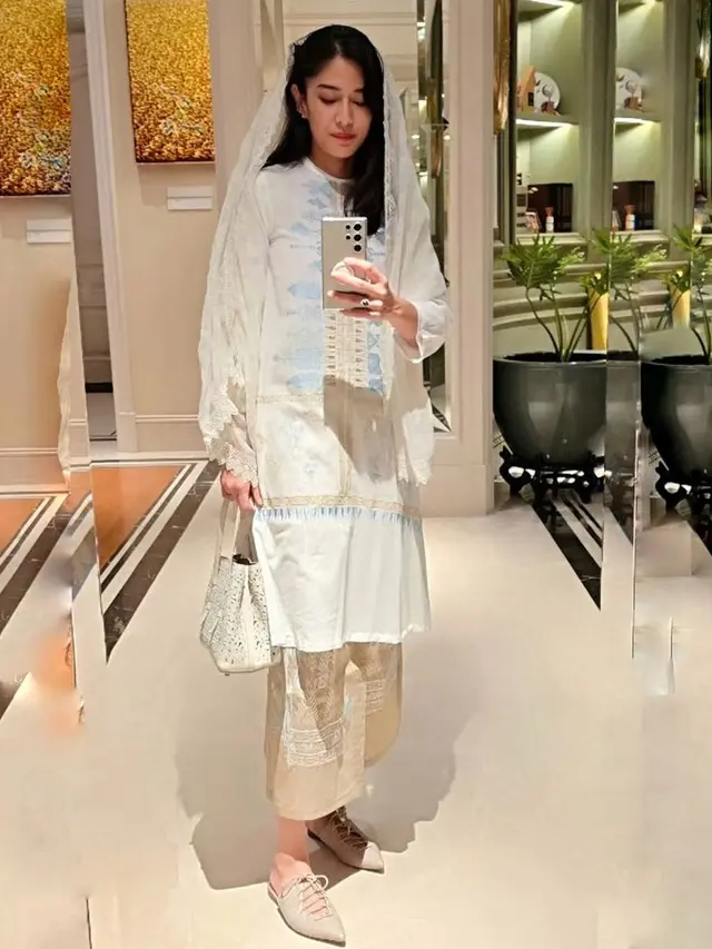 Public figure pakai baju kurung