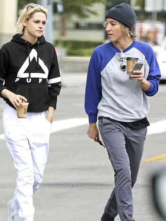 Paparazi berhasil mengabadikan momen kebersamaan Kristen Stewart dan Alicia Cargile. Mereka berdua nampak mengobrol dan menikmati segelas kopi favorit mereka. (viadailymail/Bintang.com(