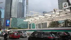 Pekerja menyelesaikan proyek revitalisasi Halte TransJakarta Bundaran Hotel Indonesia di Jakarta, Kamis (15/4/2022). PT TransJakarta menutup sementara sembilan halte TransJakarta saat proses konstruksi revitalisasi halte yang akan berlangsung sekitar enam bulan. (Liputan6.com/Faizal Fanani)