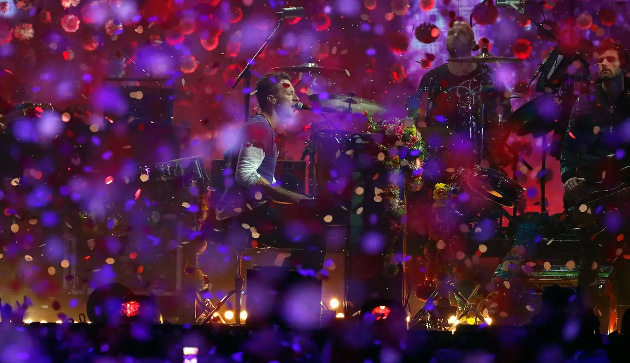 Penampilan band rock Inggris, Coldplay di atas panggung BRIT Awards yang digelar di O2 arena, London, Rabu (24/2/2016). Selain Coldplay, sederet musisi terkenal juga memeriahkan ajang penghargaan bergengsi tersebut. (REUTERS/Stefan Wermuth)