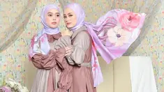 Lesti Kejora dan Dinda Hauw pernah menjalani pemotretan bersama. Momen keduanya berpose di depan kamera bak saudara kembar ini curi perhatian. Outfit yang sama membuat mereka terlihat semakin feminin. (Liputan6.com/IG/lestykejora)