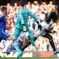 Kiper Chelsea, Thibaut Courtois menjatuhkan penyerang Swansea, Bafetimbi Gomis di dalam kotak penalti pada laga Liga Premier Inggris di Stadion Stamford Bridge, Inggris, Sabtu (8/8/2015). Pertandingan berakhir imbang 2-2. (Reuters/Eddie Keogh)