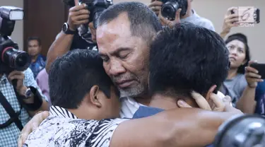 Bupati nonaktif Hulu Sungai Tengah, Abdul Latif memeluk anak-anaknya usai menjalani sidang putusan di Pengadilan Tipikor, Jakarta, Kamis (20/9). Abdul Latif divonis 6 tahun penjara, denda Rp 300 juta3 bulan kurungan. (Liputan6.com/Helmi Fithriansyah)