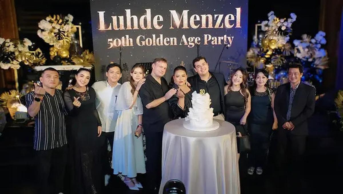 6 Potret Ultah ke-50 Ibunda Sarah Menzel di Bali, Dihadiri Ashanty dan Anang