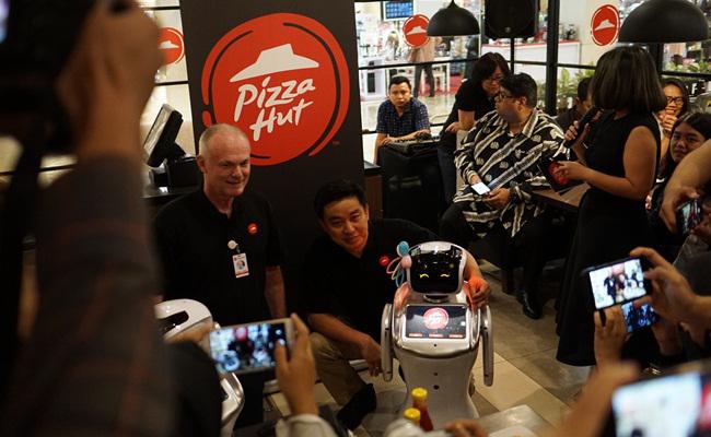 Presdir dan General Manager Pizza Hut berfoto dengan robot Sally/copyright Pizza Hut
