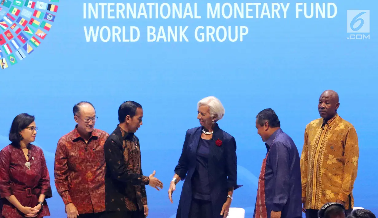 Presiden Joko Widodo (tiga kiri) menyalami Direktur Pelaksana IMF Christine Lagarde dalam Bali Fintech Agenda IMF-WB 2018 di Bali, Kamis (11/10). Pertemuan diharapkan bisa menghasilkan rekomendasi untuk mengawal fintech. (Liputan6.com/Angga Yuniar)