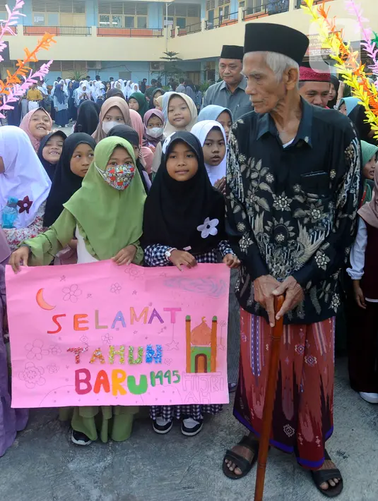 <p>Dalam SKB tersebut tertulis bahwa Tahun Baru Islam pada 1 Muharram 1445 Hijriah jatuh pada 19 Juli 2023. Ini berarti masyarakat mendapat satu hari libur di tanggal tersebut. (merdeka.com/Arie Basuki)</p>