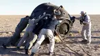 Tim penyelamat bekerja di pendaratan kapsul ruang angkasa Soyuz MS-08 di luar Kota Dzhezkazgan, Kazakhstan, Kamis (4/10). Kapsul berisi astronot NASA Andrew Feustel dan Richard Arnold serta kosmonot Roscosmos Oleg Artemyev. (Maxim Shipenkov/Pool/AFP)