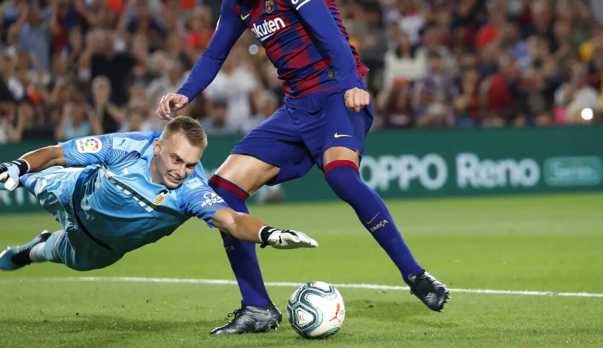 Kiper Valencia, Jasper Cillessen, berusaha menangkap bola saat melawan Barcelona pada laga La Liga di Stadion Camp Nou, Sabtu (14/9). Barcelona menang 5-2 atas Valencia. (AP/Joan Monfort)