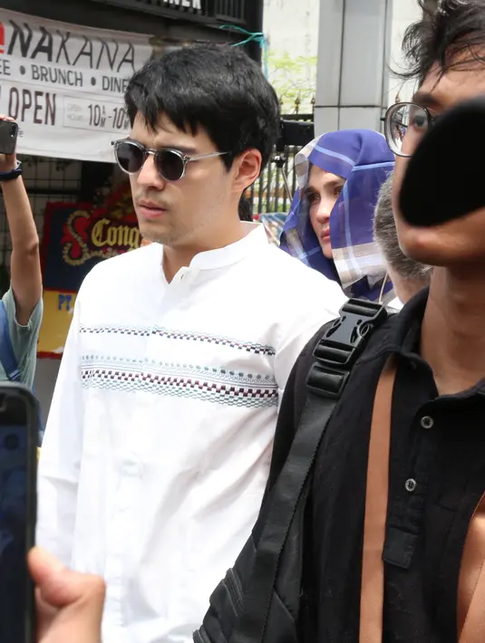 Maxime Bouttier mengenakan kemeja putih tampak tegar mengantarkan perempuan yang melahirkan 30 tahun silam itu saat akan di salatkan di Masjid. [KapanLagi.com/Budy Santoso]