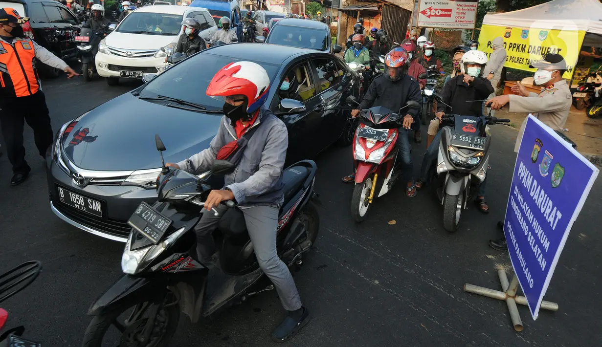Sejumlah kendaraan yang akan menuju Jakarta diputar balikan di Pos PPKM Tangerang Selatan di Jalan RE.Martadinata, Tangerang Selatan, Banten, Senin (5/7/2021). Ribuan kendaraan bermotor diputar balik pada ruas jalan raya yang menghubungkan Parung Bogor-Lebak Bulus Jakarta. (merdeka.com/Arie Basuki)