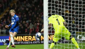 Alejandro Garnacho mencetak gol kemenangan Chelsea atas Wrexham, Minggu (8/3/2026) (AP Photo/Jon Super)