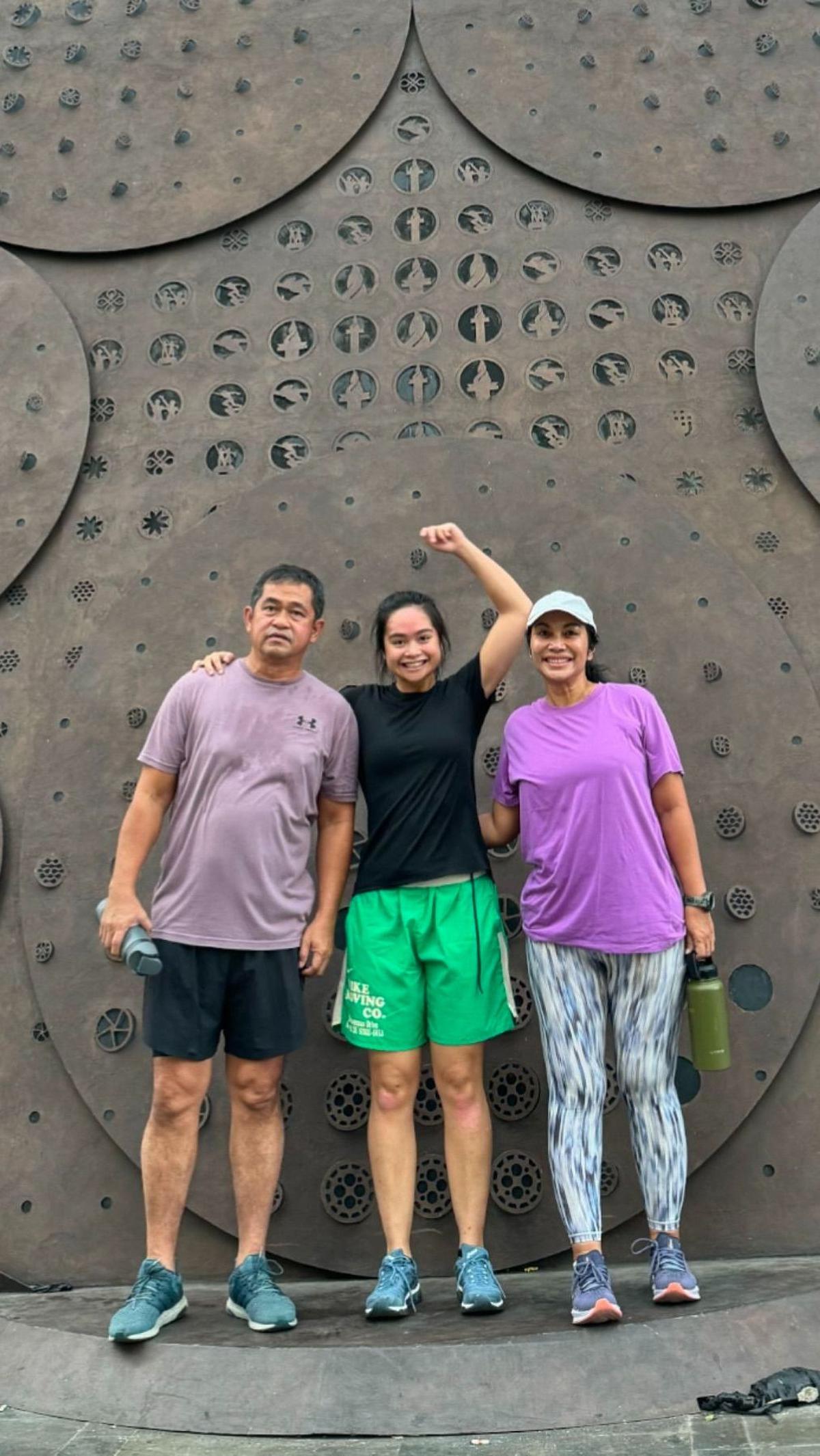 "Selama dia di şini, Faye selalu menyempatkan dirinya menghabiskan waktu bersama saya dan BM walau pun sebetulnya pekerjaan dia segudang juga (foto-foto di atas adalah segelintir waktu yang kami habiskan bersama sama)," cerita sang ibu. <br>