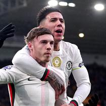 Pemain Chelsea, Cole Palmer (kiri), merayakan golnya bersama Enzo Fernandez dalam pertandingan Liga Inggris melawan Wolverhampton Wanderers di Molineux, Inggris, Sabtu (7/2/2026). (Mike Egerton/PA via AP)