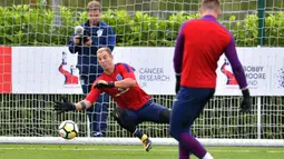 Pemain Inggris, Jack Butland berlatih dengan rekannya Jo Hart (kiri) jelang melawan Slovenia pada kualifikasi Piala Dunia 2018 di Tottenham Hotspur Training Ground, Enfield, (4/10/2017). Saat ini Inggris memimpin klasemen Grup F. (AFP/Olly Greenwood)