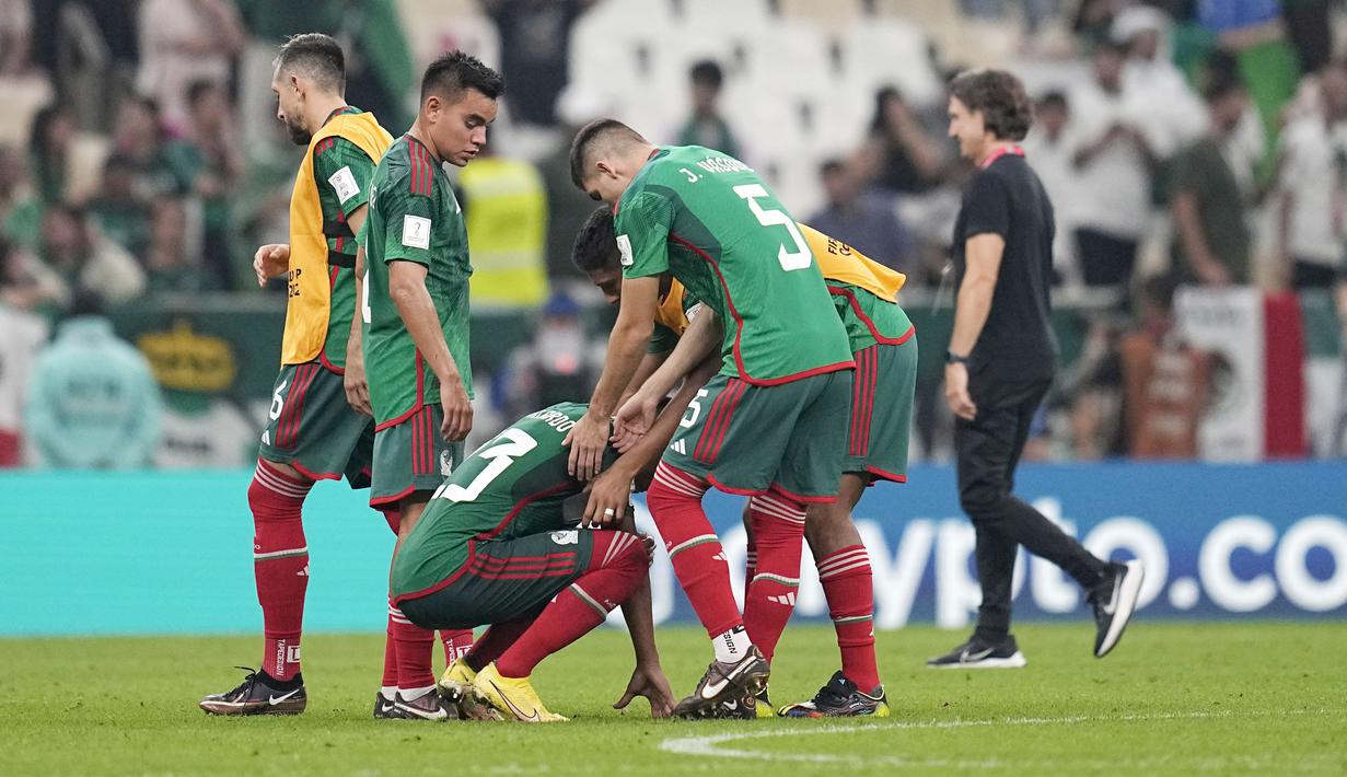 Pemain Meksiko tampak lesu usai negaranya dipastikan tersingkir dari Piala Dunia 2022. (AP/Ricardo Mazalan)