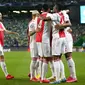 Para pemain Ajax merayakan setelah Sebastien Haller mencetak gol ke gawang Sporting CP pada pertandingan Grup C Liga Champions di Stadion Alvalade, Lisbon, Portugal, Rabu (15/9/2021). Ajax menang 5-1. (AP Photo/Armando Franca)