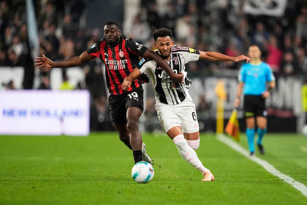 Youssouf Fofana berebut bola dengan Lloyd Kelly di laga Juventus vs AC Milan di pekan ke enam Serie A 2025/2026 di Allianz Stadium, Senin (06/10/2025). (Fabio Ferrari/LaPresse via AP)