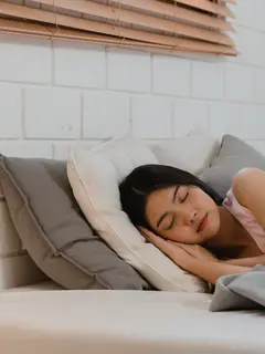 Menutup hari dengan rutinitas yang tenang bukan hanya soal tidur lebih cepat, tetapi membantu pikiran berhenti “lari” setelah seharian penuh aktivitas. [Dok/Freepik.com/tirachardz].