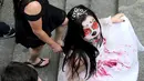 Sejumlah gadis mengenakan kostum dan berdandan seperti zombie dalam parade "Zombie Walk" di Sao Paulo, Brasil, Senin (2/11/2015). (REUTERS / Paulo Whitaker)