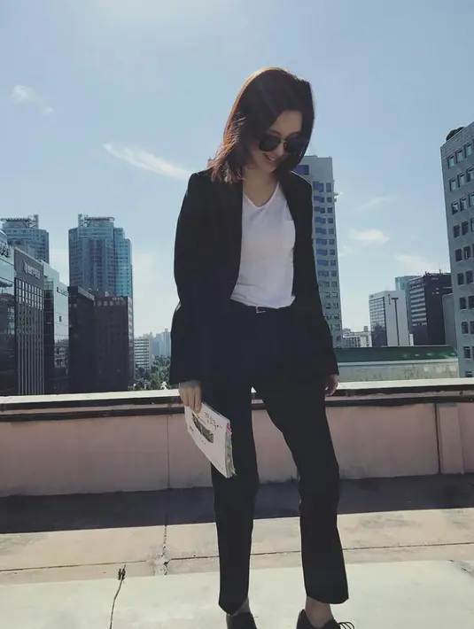 Bagi kamu penggemar monokrom bisa tiru gaya smart casual ala Seohyun eks SNSD ini. Padukan t-shirt, blazer, dan celana warna hitam. Kenakan pula sneaker warna selaras. (Instagram/seojuhyun_s).