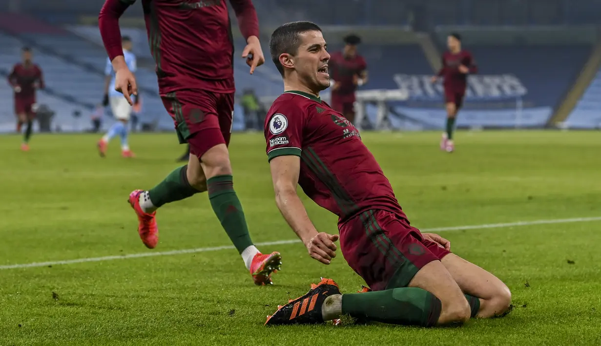 Bek Wolverhampton Wanderers, Conor Coady berselebrasi usai mencetak gol ke gawang Manchester City pada pertandingan lanjutan Liga Inggris di stadion Etihad di Manchester, Inggris, Rabu (3/3/2021). City menang atas Wolves 4-1. (Paul Ellis/Pool via AP)