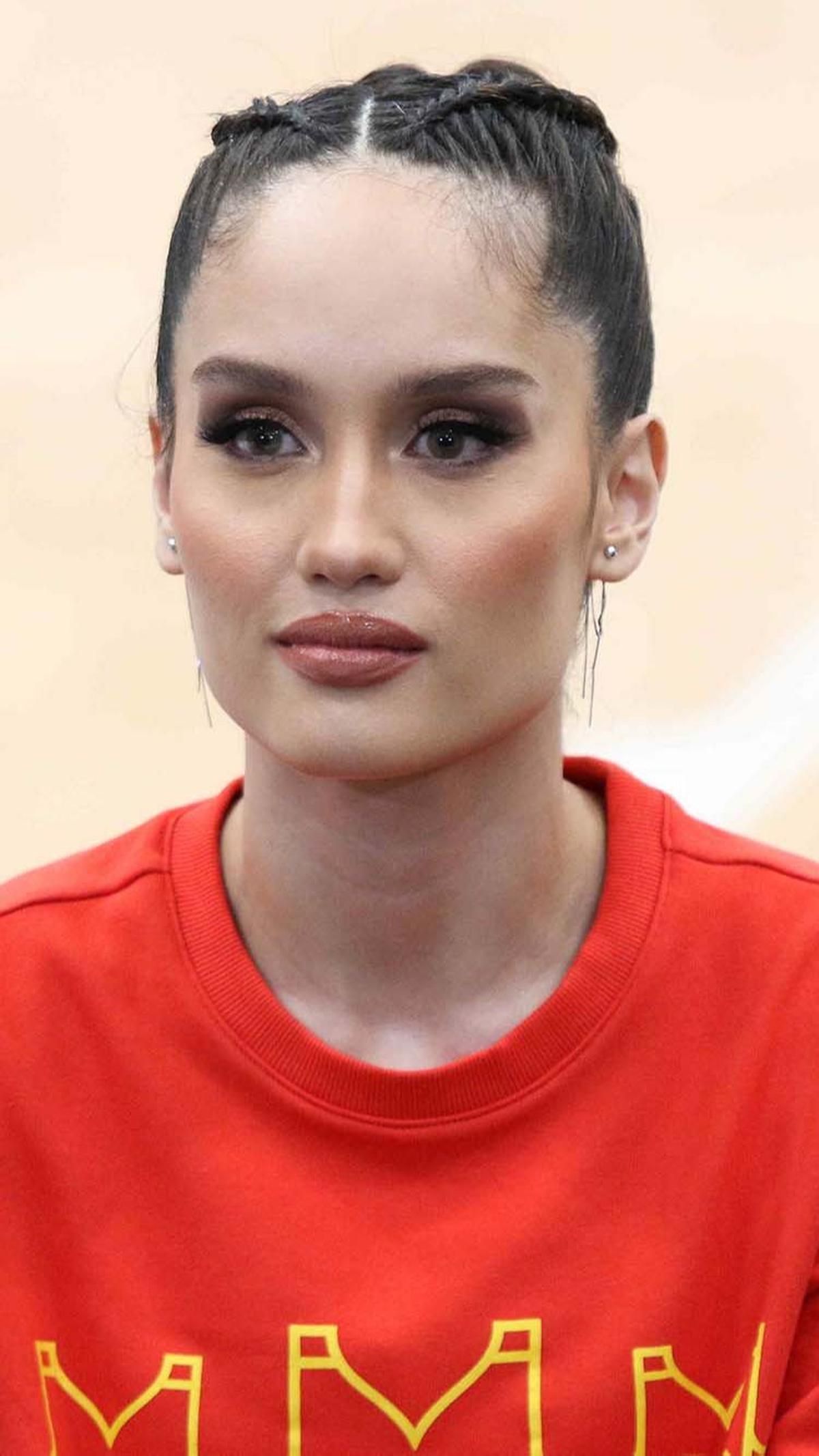 "Kegiatan sosial itu penting, edukasi kepada para pelajar, anak-anak muda, termasuk perkembangan dunia basket Indonesia," ucap aktris dan penyanyi berdarah Indonesia-Jerman itu