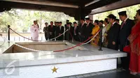 Presiden Jokowi‎ bersama Ibu Negara, Iriana mengunjungi sumur tempat pembuangan jenazah para Jenderal Angkatan Darat di Monumen Pancasila Sakti, Jakarta, usai upacara Peringatan Hari Kesaktian Pancasila, Kamis (1/10/2015).‎ (Liputan6.com/Faizal Fanani)