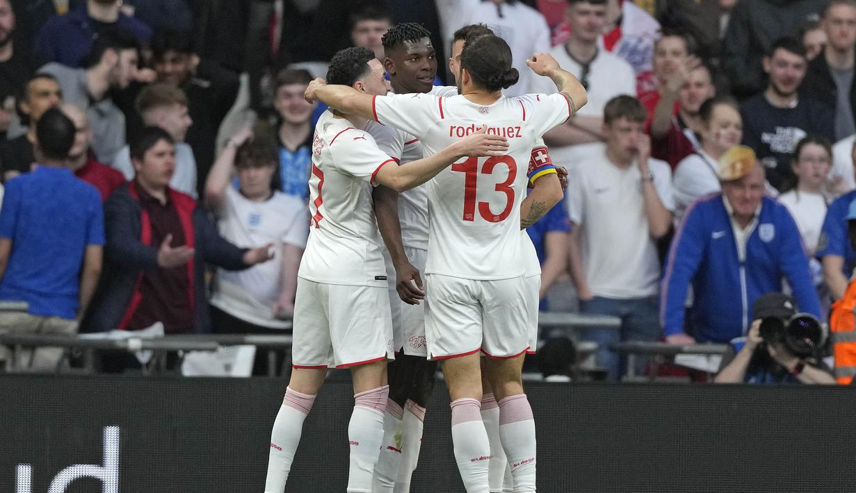 Sebagai tuan rumah, Inggris sempat tertinggal lebih dulu di menit ke-22. Adalah Breel Embolo yang mencatatkan namanya di papan skor untuk Swiss. (AP/Alastair Grant)