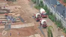 Suasana Aktifitas para pekerja saat melakukan perombakan kawasan Taman Ria Senayan, Jakarta (21/10/2015). Kawasan Taman Ria ini seluas 11 ha dan sudah sejak seminggu terakhir alat berat bekerja di kawasan ini.(Liputan6.com/Gempur M Surya)
