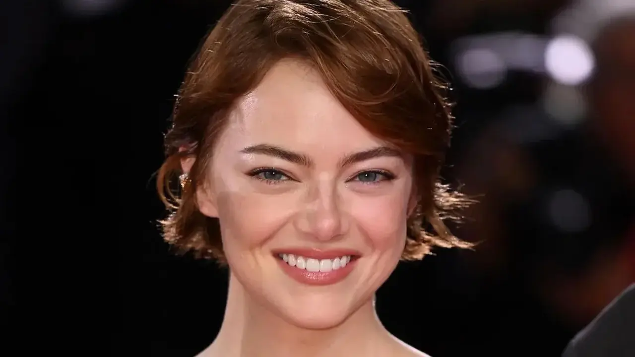 Emma Stone Pamerkan Bixie Cut di Venice Film Festival, Gaya Rambut Baru yang Jadi Tren
