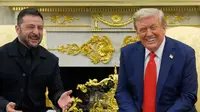 Donald Trump saat melakukan pertemuan dengan Volodymyr Zelenskyy pada Senin (18/8/2025) di Gedung Putih (Dok. AP/Julia Demaree Nikhinson).