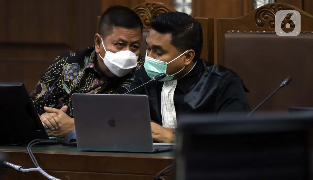 Tommy Sumardi (kiri), terdakwa perantara suap penghapusan nama Djoko Tjandra dari red notice saat menjalani sidang lanjutan di Pengadilan Tipikor, Jakarta, Selasa (24/11/2020). Sidang mendengar keterangan saksi, salah satunya Irjen (Pol) Napoleon Bonaparte. (Liputan6.com/Helmi Fithriansyah)