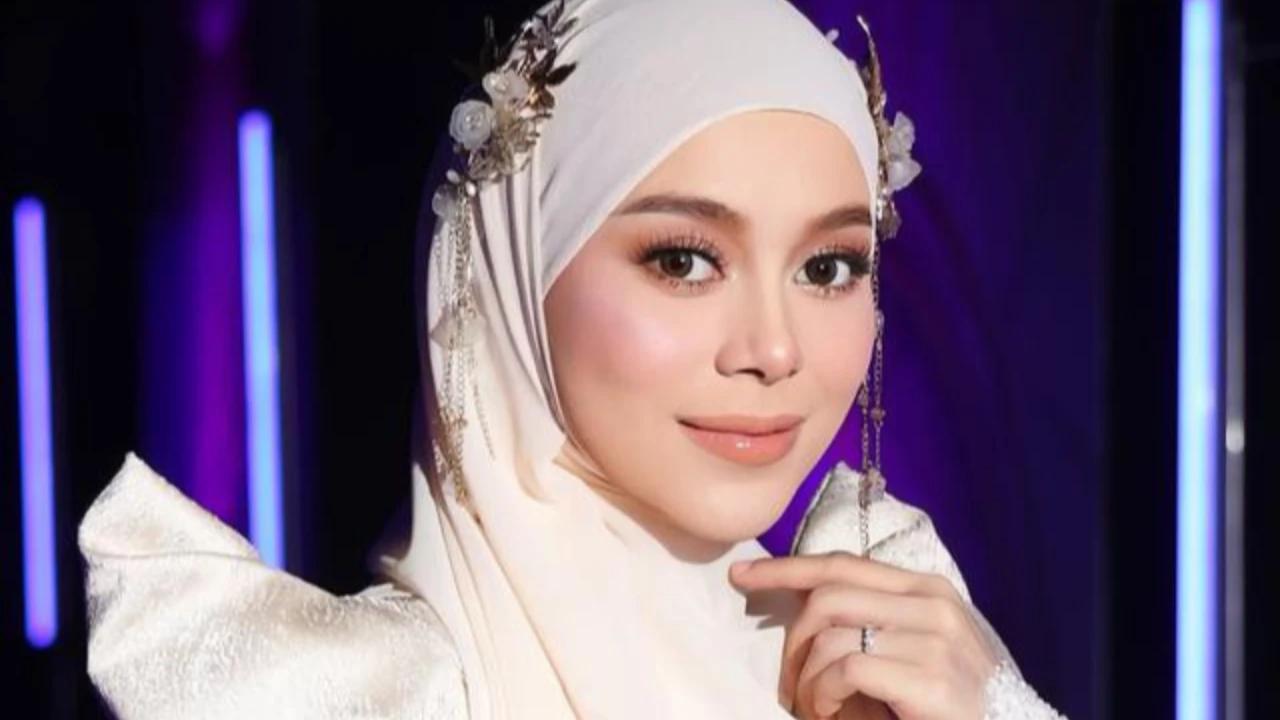 Cantik dan Anggun, Lesti Kejora Memukau di IMA 2025 dengan Gaun Brokat Muslim Modern