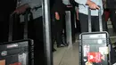 Penyidik KPK membawa koper seusai menggeledah kantor Kementerian Agama, di Lapangan Banteng, Jakarta, Senin (18/3) malam. Penyidik membawa dua koper berisi dokumen dan uang senilai ratusan juta rupiah. (merdeka.com/Iqbal S Nugroho)
