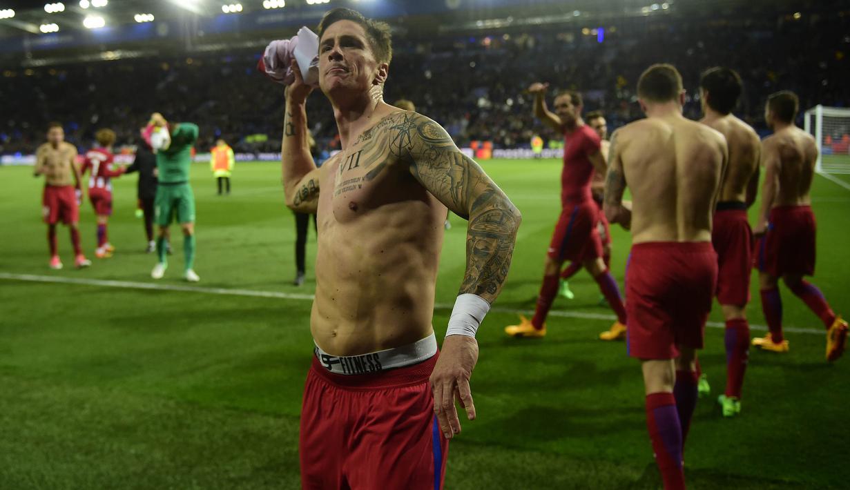 Striker Atletico Madrid, Fernando Torres, merayakan kemenangan atas Leicester pada laga leg kedua Liga Champions di Stadion King Power, Inggris, Selasa (18/4/2017). Meski imbang 1-1, Atletico lolos ke semifinal dengan agregat 2-1. (AFP/Miguel Riopa)