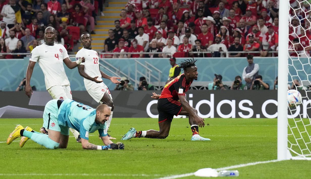 Timnas Belgia justru berhasil unggul pada menit ke-44 lewat gol Michy Batshuayi. Ia berhasil memanfaatkan umpan jauh yang dikirim Toby Alderweireld untuk kemudian melepaskan tendangan keras yang menaklukkan kiper Kanada, Milan Borjan. Skor 1-0 bertahan hingga babak pertama usai. (AP/Natacha Pisarenko)