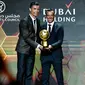 Striker Juventus, Cristiano Ronaldo bersama sang agen, Jorge Mendes foto bersama usai meraih Penghargaan Pemain Terbaik Tahun 2018 selama Dubai Globe Soccer Awards ke-10 di Dubai (3/1). (AFP Photo/Fabio Ferrari)