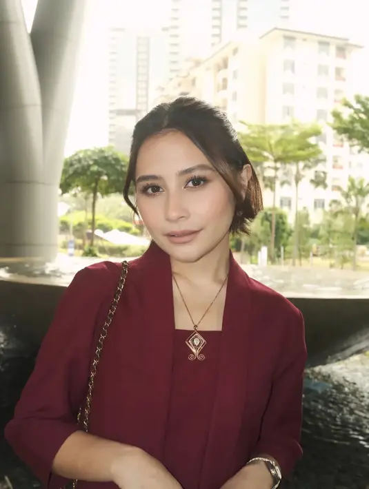 Prilly memilih kebaya kutubaru berwarna merah maroon yang memberikan kesan bold namun tetap sophisticated.   [@prillylatuconsina96].